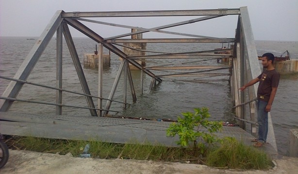 Jembatan yang ambruk dibiarkan menggantung dan belum ada perbaikan dari pihak terkait